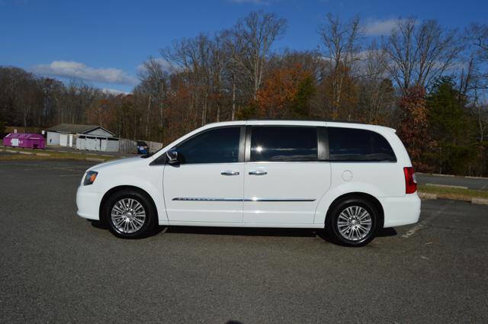 Used 2016 Chrysler Town & Country Touring-L image 5