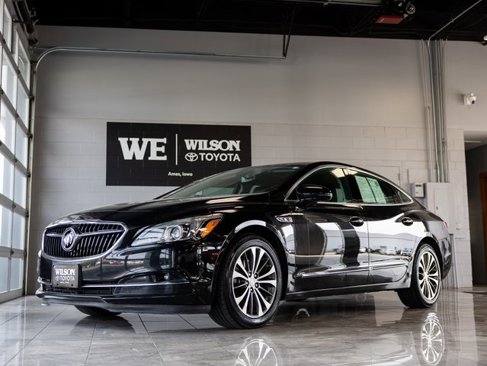 Used 2017 Buick LaCrosse Essence image 2