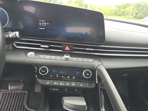 Used 2024 Hyundai Elantra Limited image 19
