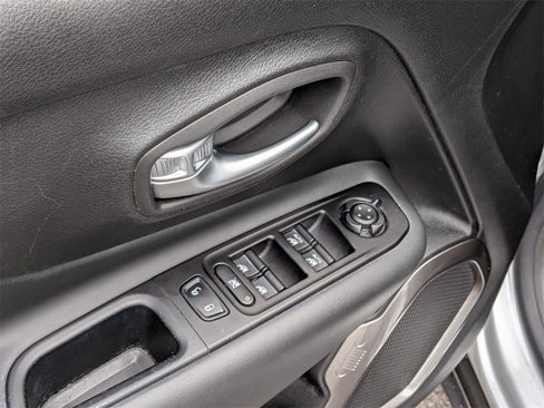 Used 2020 Jeep Renegade Limited w/ UConnect 8.4 Nav Group image 9