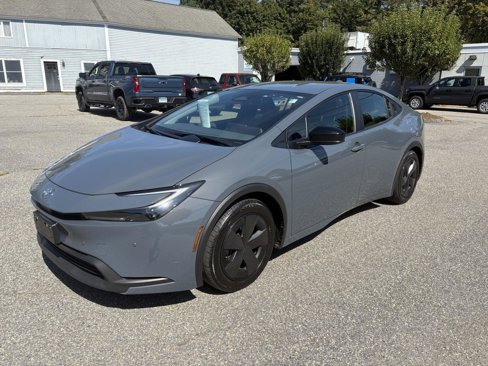 Used 2025 Toyota Prius LE image 3