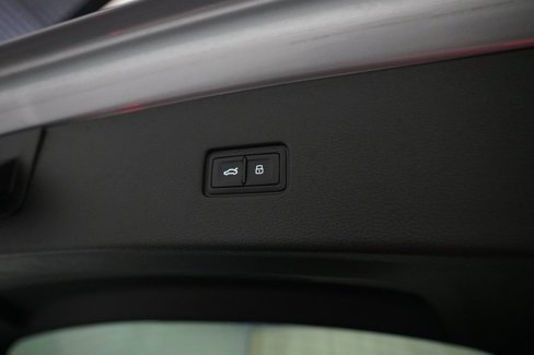 Used 2022 Audi Q8 Premium image 15