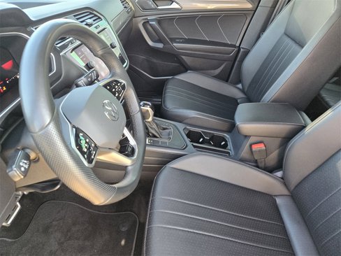 Used 2023 Volkswagen Tiguan SE R-Line image 15