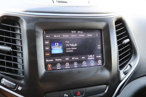 Used 2019 Jeep Cherokee Latitude Plus w/ Cold Weather Group image 3