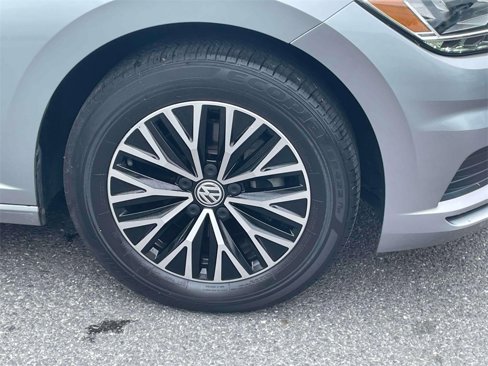 Used 2021 Volkswagen Jetta SE w/ SE Cold Weather Package image 9