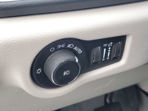 Used 2019 Chrysler Pacifica Touring-L image 14