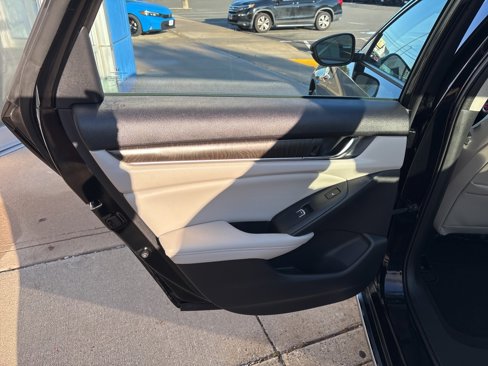 Used 2018 Honda Accord Touring image 10