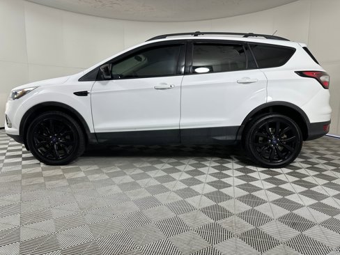 Used 2018 Ford Escape SE w/ SE Sport Appearance Package image 2