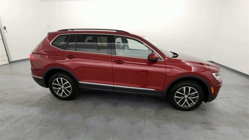 Used 2020 Volkswagen Tiguan SE w/ Panoramic Sunroof Package image 9