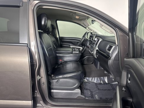 Used 2017 Nissan Titan SV image 11