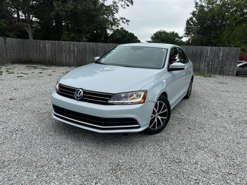 Used 2017 Volkswagen Jetta SE image 2