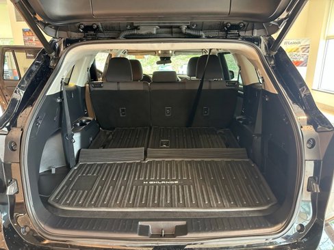 Used 2021 Toyota Highlander LE image 16