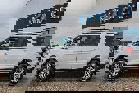 Used 2019 Ford Explorer XLT image 2