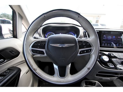 Used 2017 Chrysler Pacifica Limited image 11