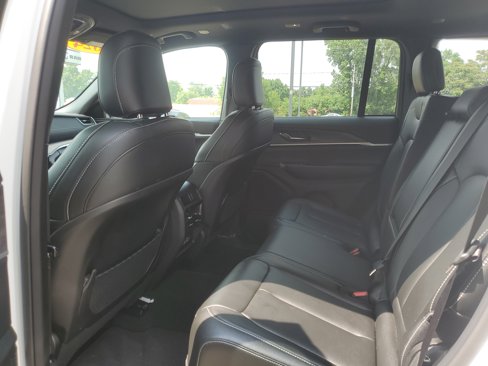 Used 2024 Jeep Grand Cherokee Limited w/ Black Appearance Package image 23