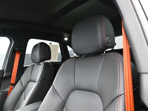 Certified 2025 Porsche Macan image 16
