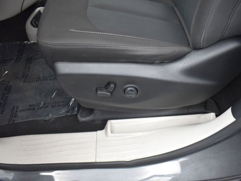 Used 2022 Chrysler Voyager LX image 11
