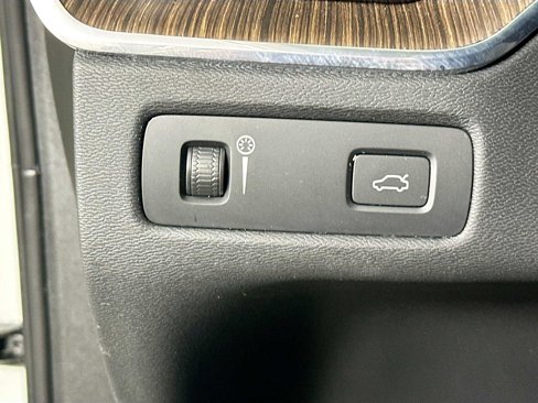 Used 2022 Volvo XC60 B5 Momentum w/ Advanced Package image 10