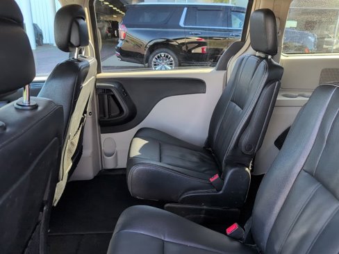 Used 2015 Chrysler Town & Country Touring image 24