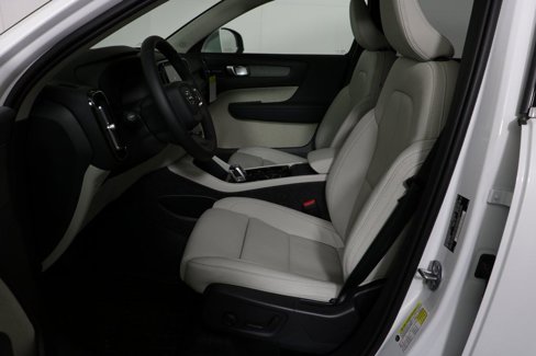 Used 2025 Volvo XC40 B5 Ultra w/ Protection Package Premier image 5