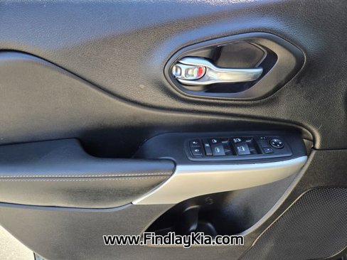 Used 2018 Jeep Cherokee Latitude Plus image 22
