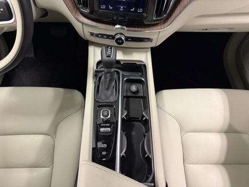 Used 2021 Volvo XC60 T5 Momentum w/ Protection Package image 16