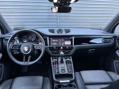Certified 2025 Porsche Macan image 12