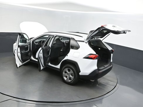 Used 2022 Toyota RAV4 XLE image 2