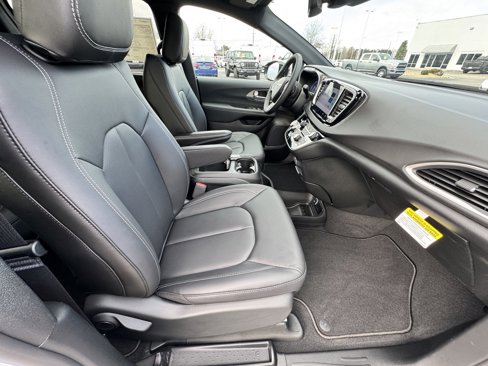 New 2025 Chrysler Voyager LX image 18