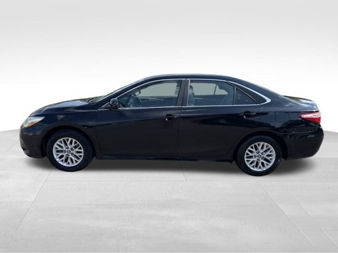 Used 2016 Toyota Camry LE image 2