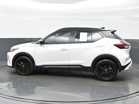 Used 2023 Nissan Kicks SR image 3