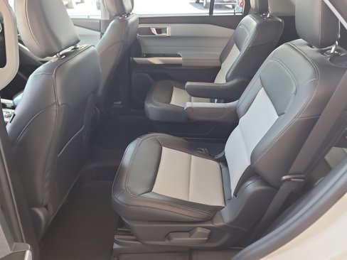 Used 2022 Ford Explorer XLT w/ Equipment Group 202A image 18