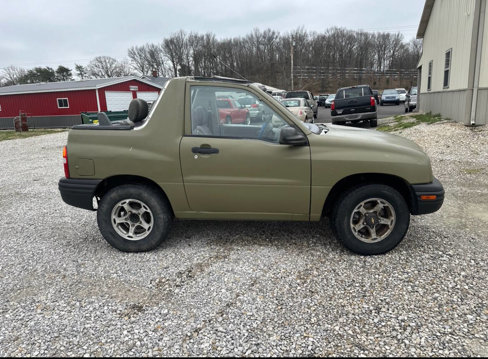 Used 1999 Chevrolet Tracker 4WD Convertible w/ Preferred Equipment Group 2 image 1