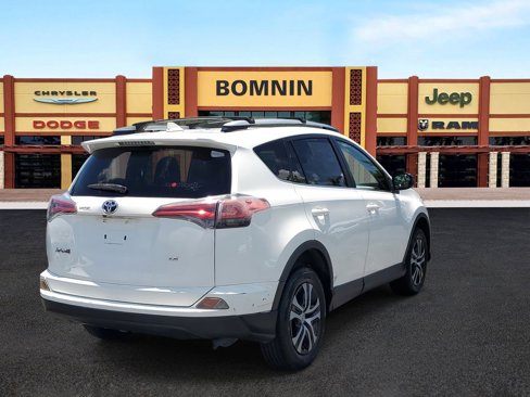 Used 2016 Toyota RAV4 LE image 3