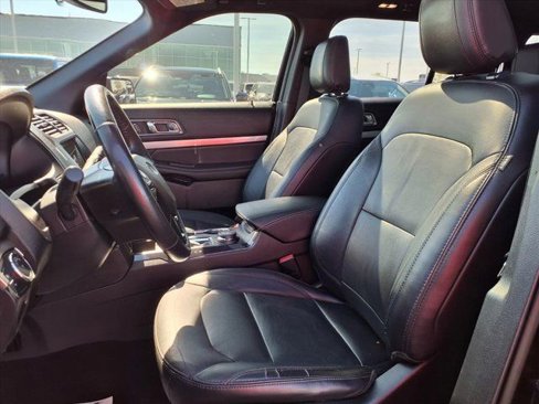 Used 2018 Ford Explorer XLT w/ Equipment Group 202A image 11
