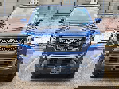 Used 2023 Nissan Frontier SV image 2