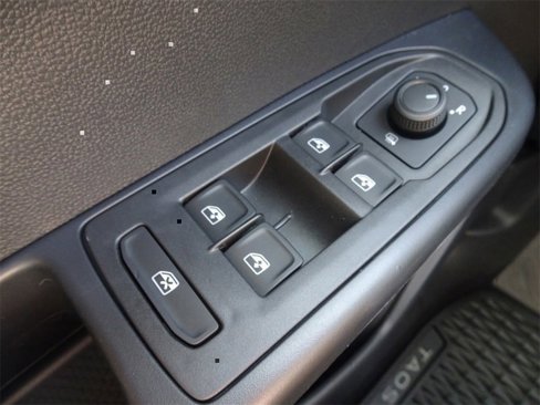 Certified 2024 Volkswagen Taos SE image 21