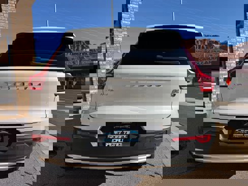 Used 2023 Volvo XC40 B5 Plus image 16