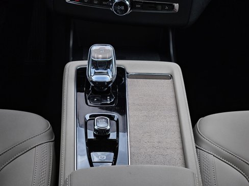 New 2025 Volvo XC90 B5 Plus w/ Protection Package Premier image 38