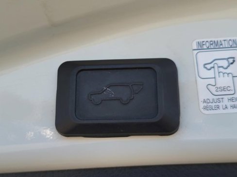 Used 2018 Toyota RAV4 SE image 12