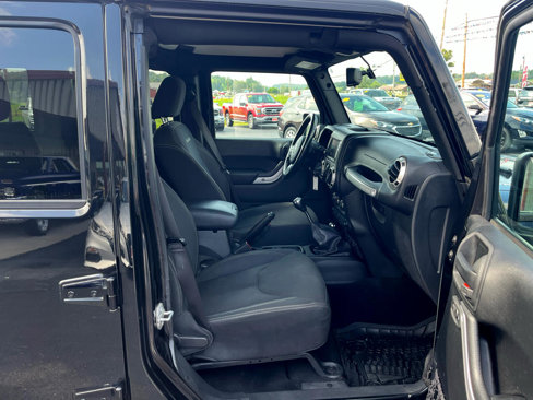Used 2016 Jeep Wrangler Unlimited Sahara w/ Connectivity Group image 28