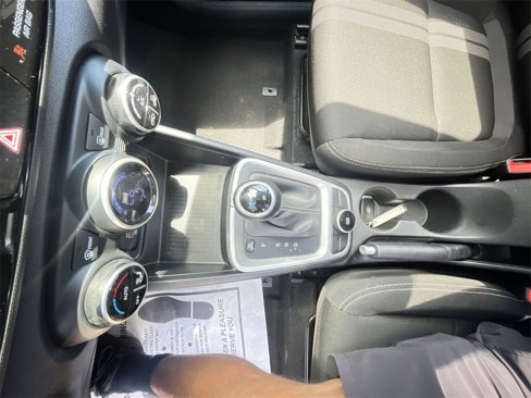Used 2024 Hyundai Venue SEL image 19