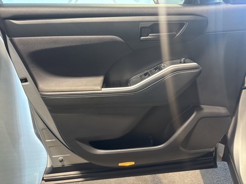 Used 2022 Toyota Highlander LE image 32