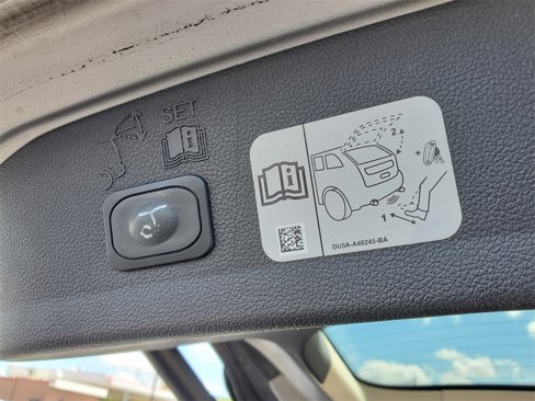 Used 2017 Ford Escape Titanium image 9