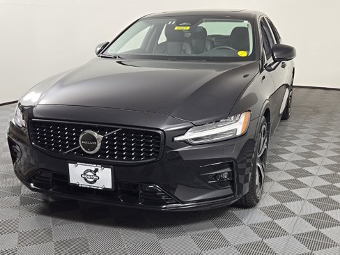 Certified 2025 Volvo S60 B5 Plus image 3