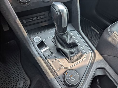 Used 2020 Volkswagen Tiguan SE image 16