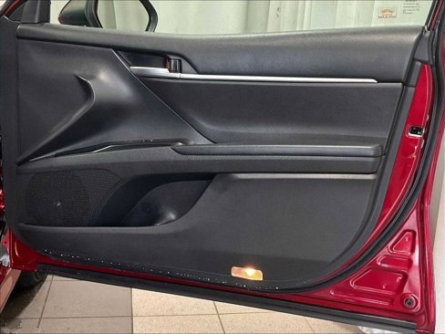 Used 2018 Toyota Camry LE image 12