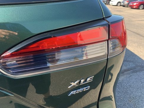 Used 2022 Toyota Corolla Cross XLE image 32