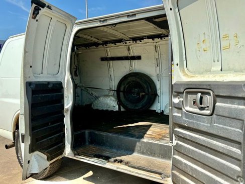 Used 2010 Chevrolet Express 1500 image 8