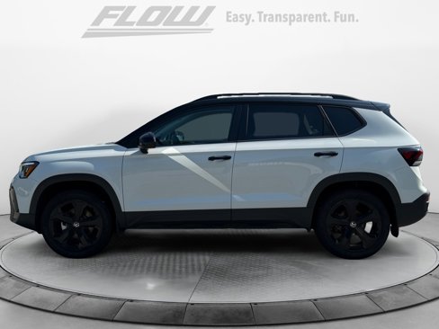 Used 2025 Volkswagen Taos SE image 4